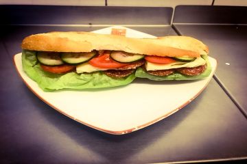 Sandwich cu salam de Sibiu si cascaval