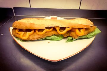 Sandwich cu snitel de pui