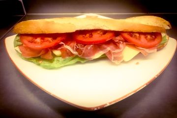 Sandwich cu prosciutto crudo si mozzarella