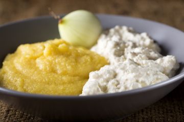 Mamaliga cu branza si smantana -200/100/100 gr.